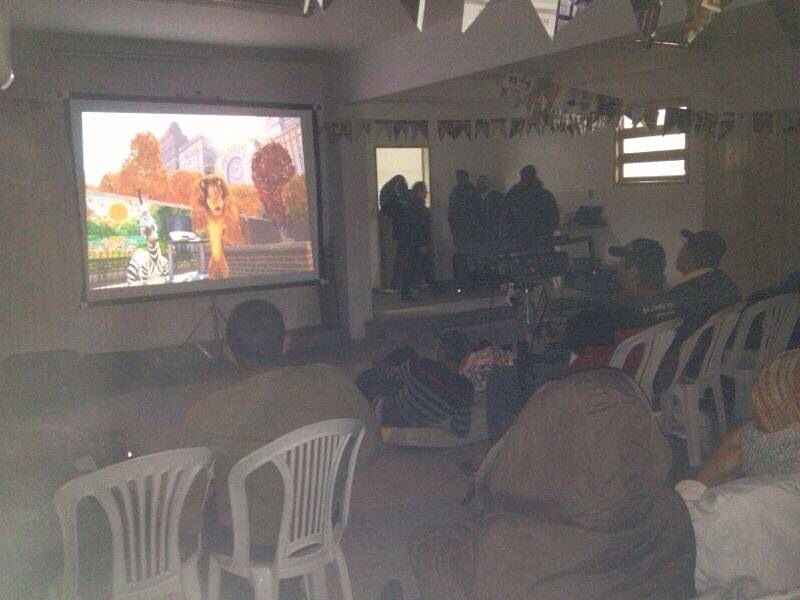 Moradores de rua participam de sessão de cinema