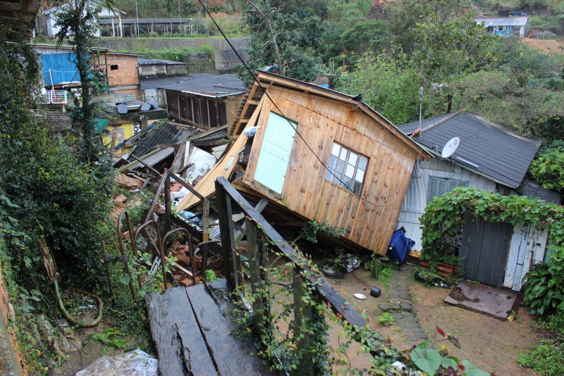 Chuva causa desabamento de moradia na Queimada