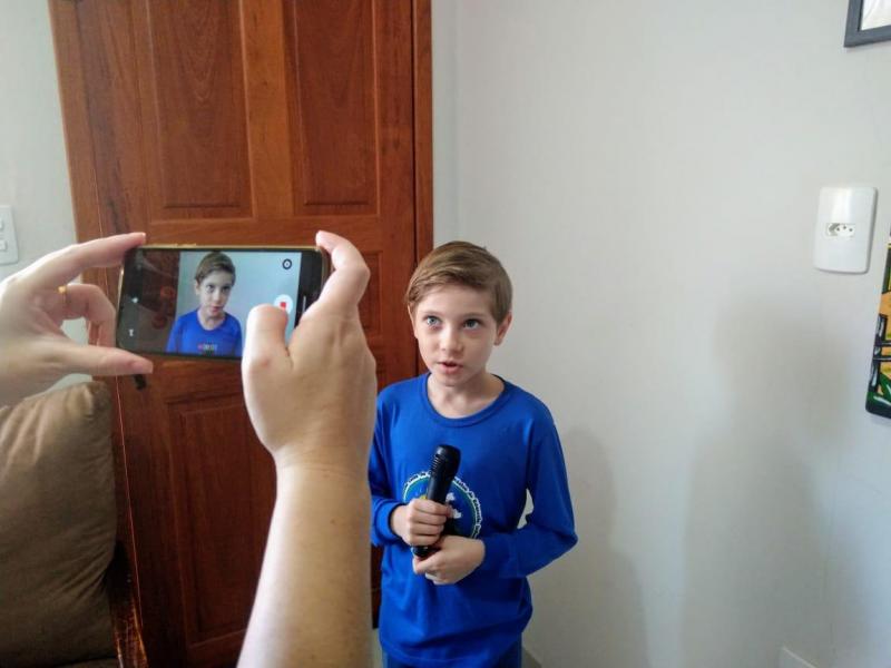 Família se une para que garoto da EBM Costa de Dentro vire youtuber por conta de aulas online