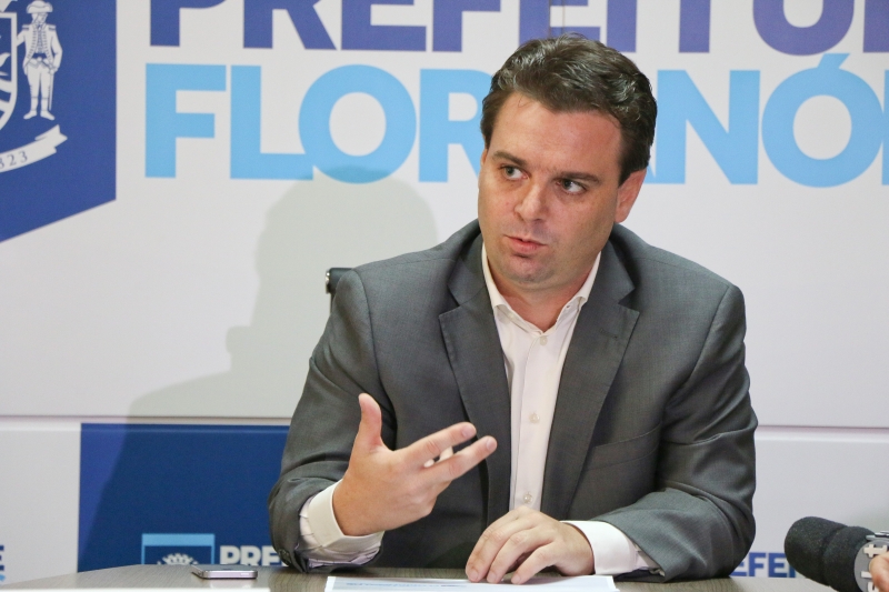 Prefeito anuncia novas medidas contra a crise