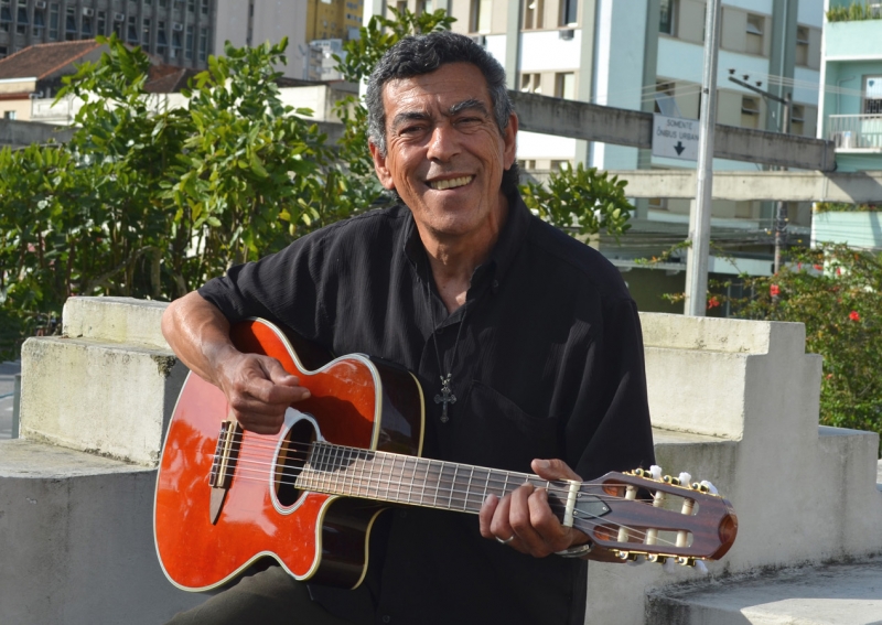 Zuvaldo Ribeiro faz show no Teatro da UBRO