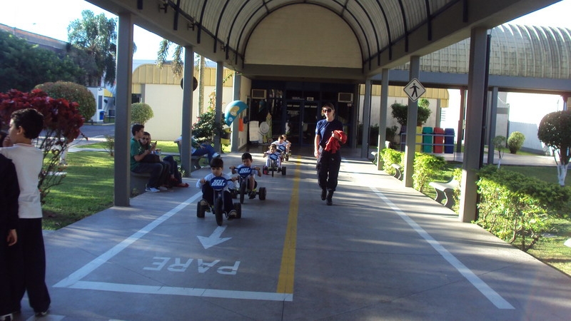 Crianças tratam de trânsito como minimotoristas