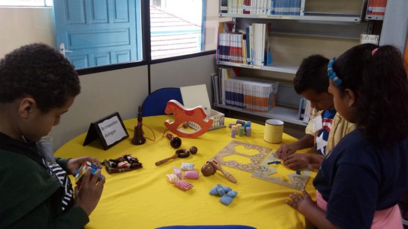 Biblioteca central organiza exposição de jogos e brincadeiras no CEC