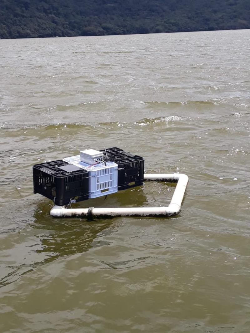 Nova boia de monitoramento de qualidade da água é instalada na Lagoa do Peri