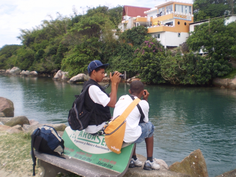 Participantes da oficina de Jornalismo Cidadão do Projovem fazem cobertura de trilha na Barra da Lagoa