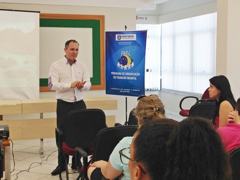 Evento de capacitação debate o trabalho infantil