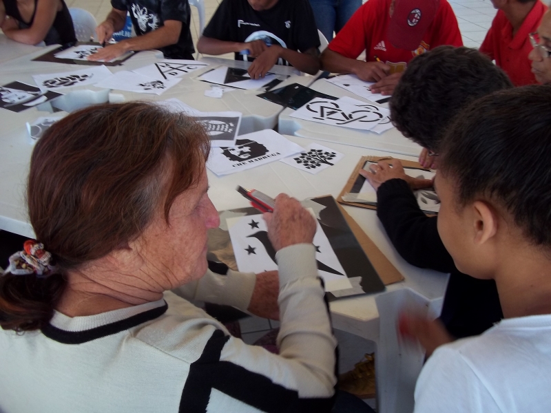 Arte une idosos e adolescentes em atividade 