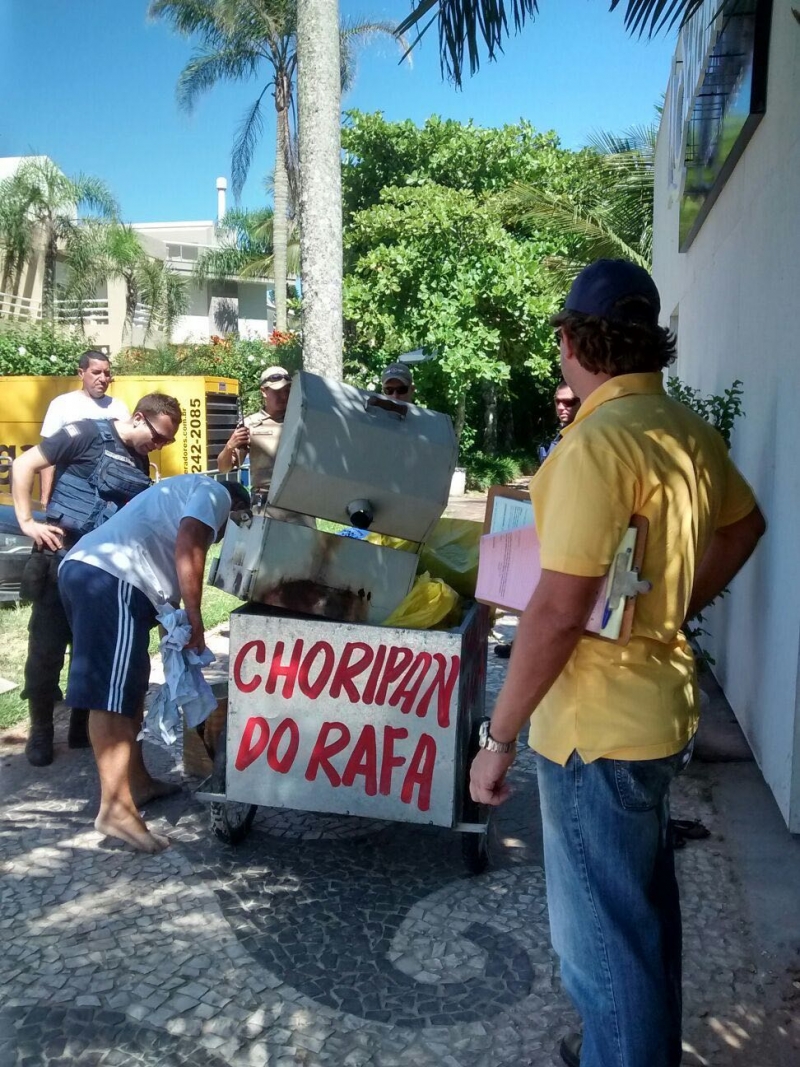Ação em Jurerê autua ambulantes irregulares
