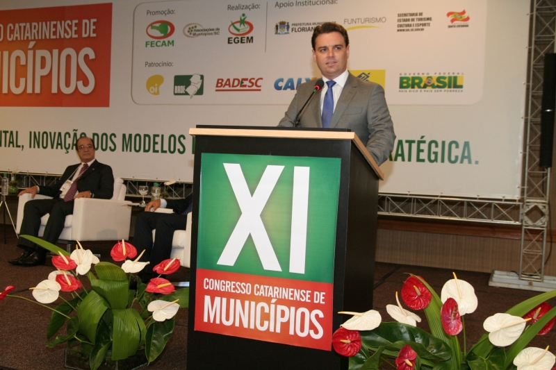 Prefeito participa do 11º Congresso de Municípios