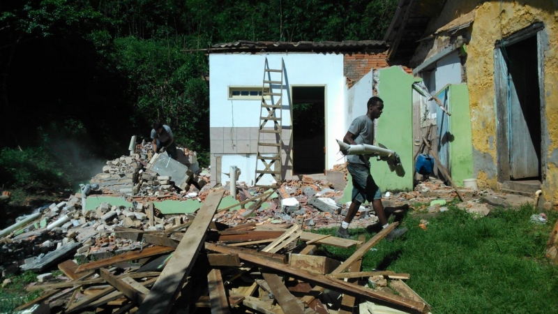 Juiz determina e Floram derruba construção ilegal