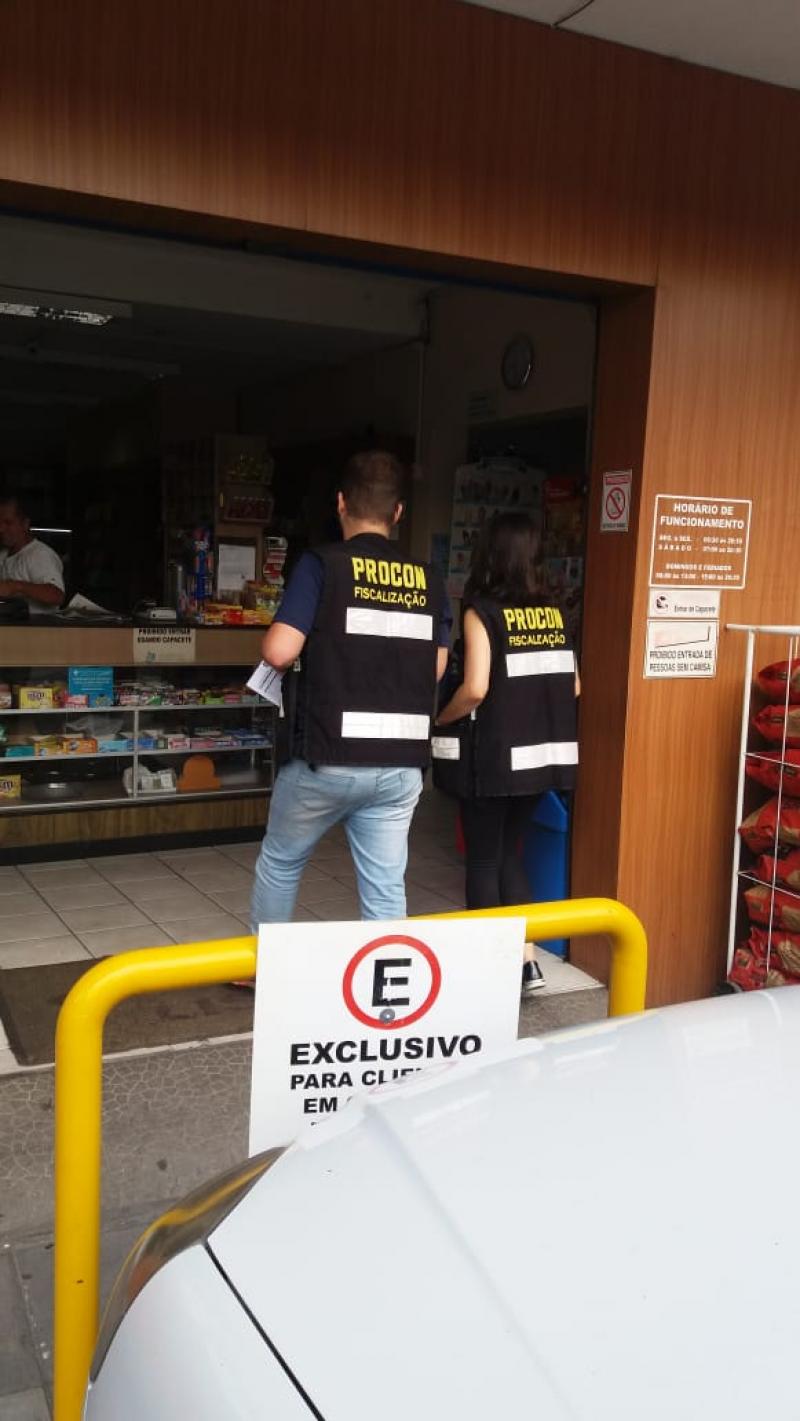 Procon da Prefeitura de Florianópolis realiza dupla visita em comércios da Capital