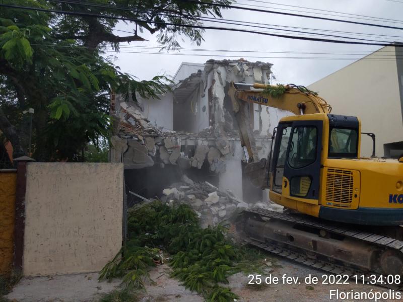 PMF realiza demolição de três obras irregulares no Sul da Ilha