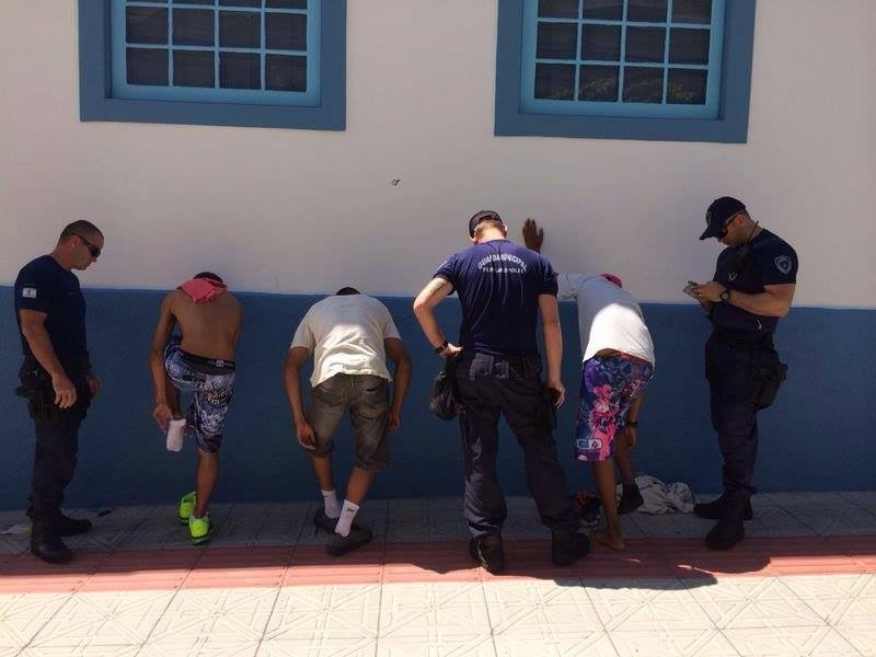 GMF aborda suspeitos em frente a colégio na capital