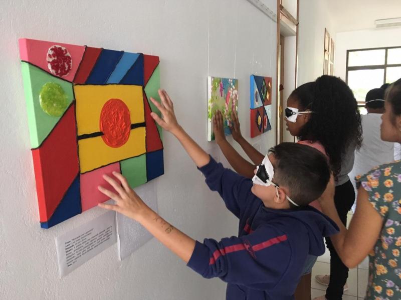 Projeto leva estudantes para vivenciarem realidade dos cegos