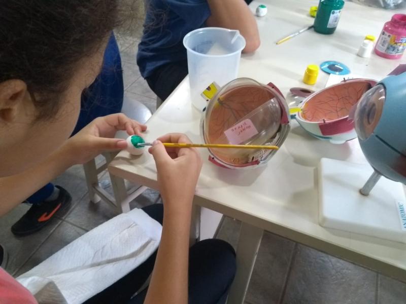 Escola desenvolve experiências com estudantes no clube de ciências