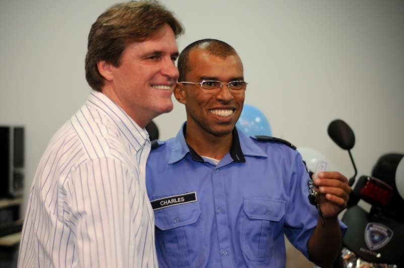 Prefeito entrega viaturas à GMF