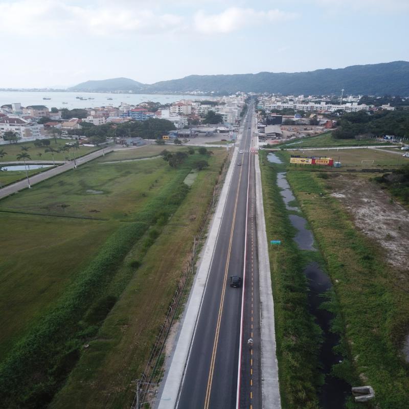 Toda a Avenida Luiz Boiteux Piazza, no Norte da Ilha, ganha ciclofaixa