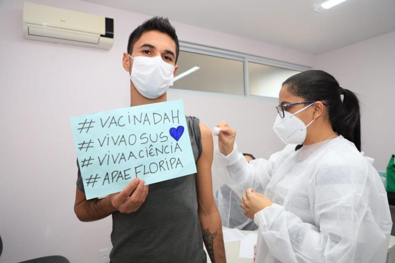 COVID-19 | Vacinação de professores e auxiliares de educação infantil inicia nesta quarta-feira