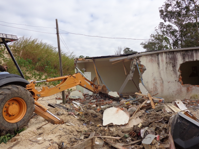 FLORAM remove obras irregulares nas dunas 