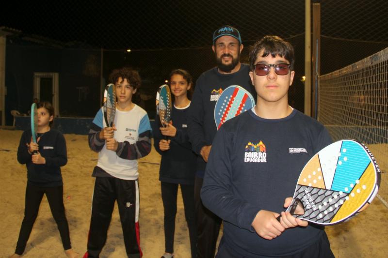 Aluno com baixa visão joga beach tennis no Bairro Educador da Capital