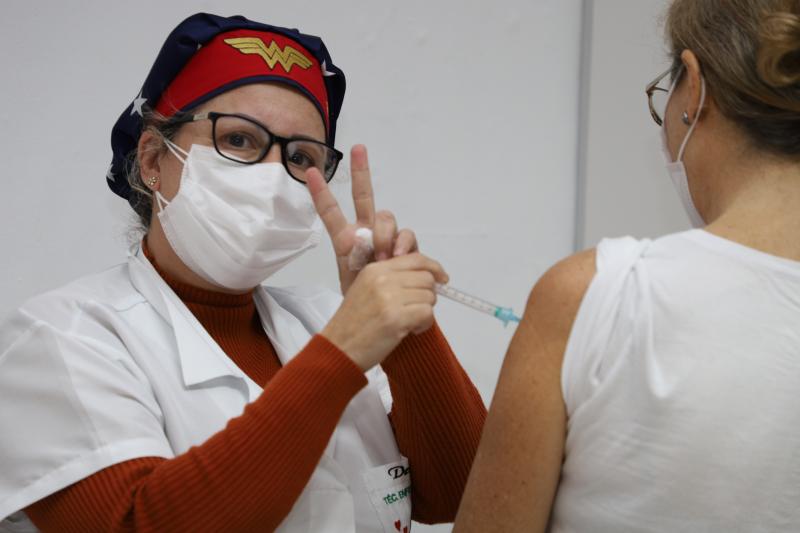 Florianópolis vacina pessoas de 18 anos ou mais nesta quinta-feira 