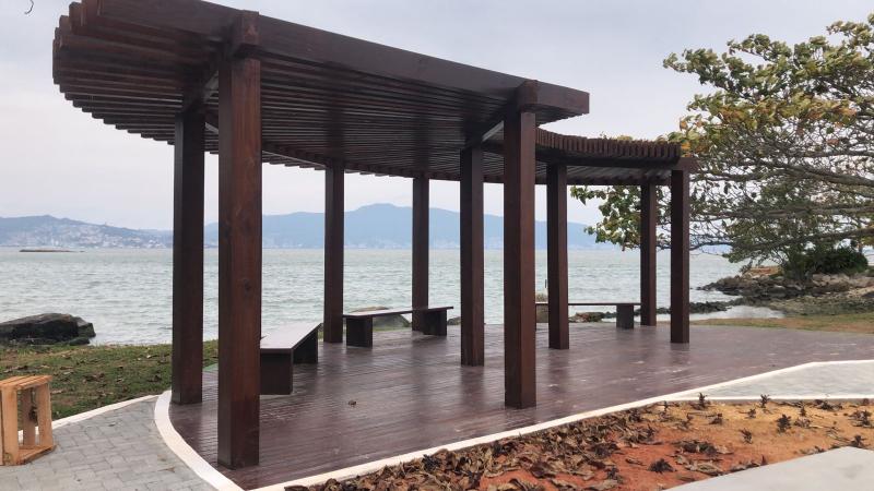Prefeitura entrega revitalização da praça da praia do Meio  