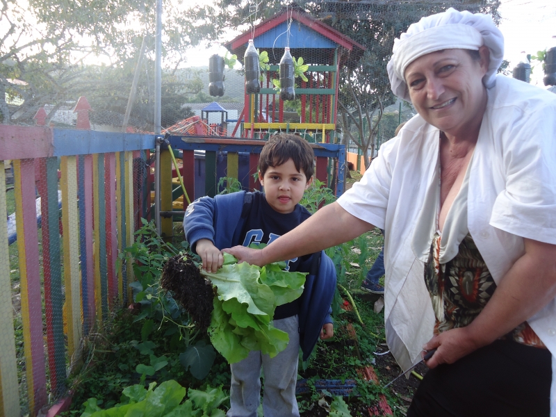 Depois de 32 anos no mesmo local, cozinheira da rede se aposenta