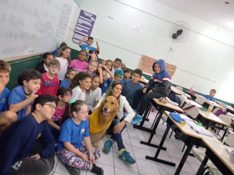 Cachorro Chopp visita estudantes de escola municipal de Florianópolis 
