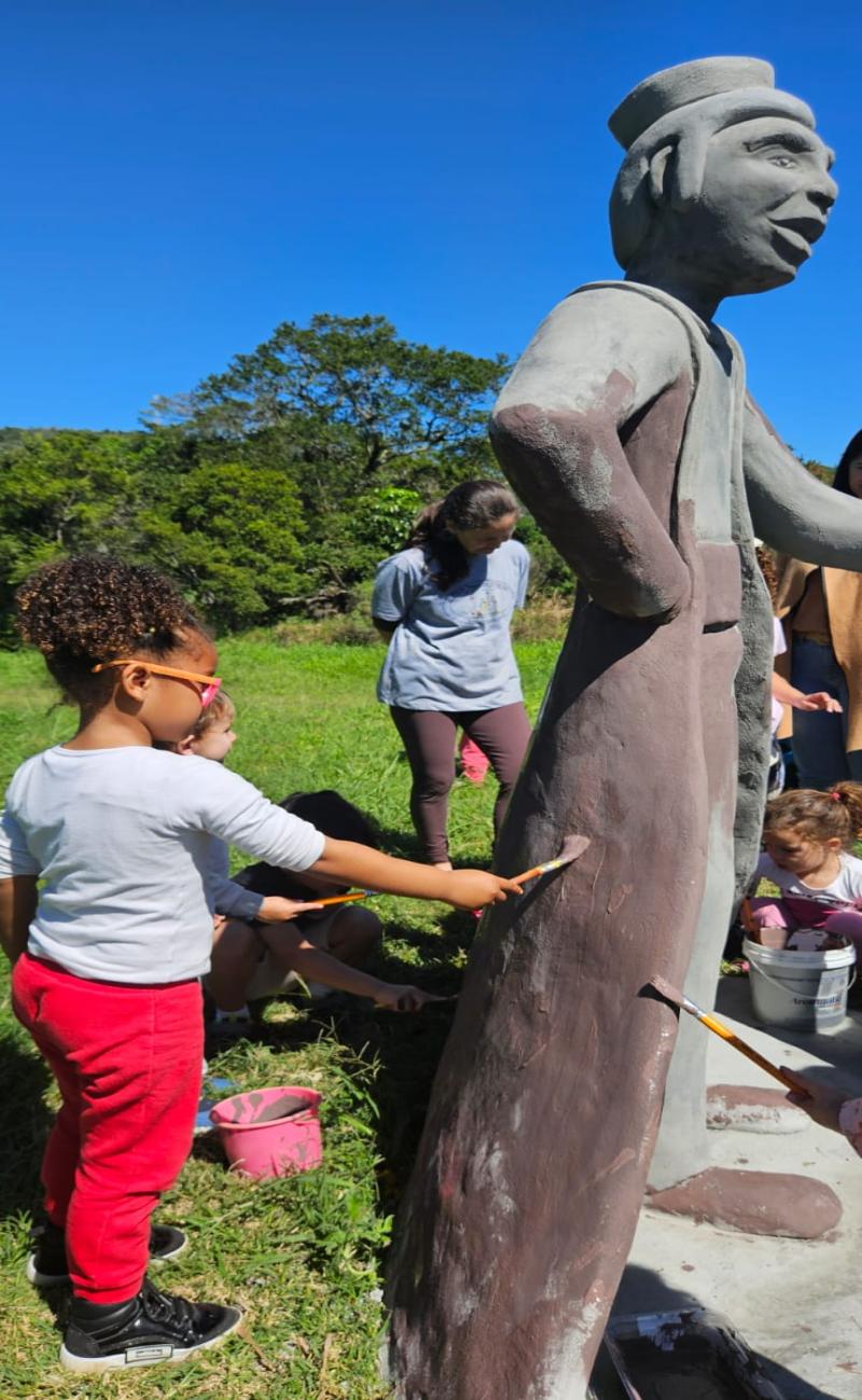 A convite de creche municipal, o autor Junior Dantas vem a Florianópolis