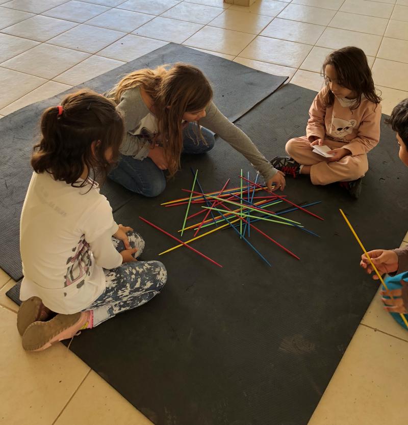 Estudantes dos últimos anos do ensino fundamental cuidam dos pequenos 