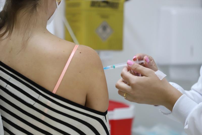 Florianópolis aplica segundas doses e doses de reforço nesta terça (26)