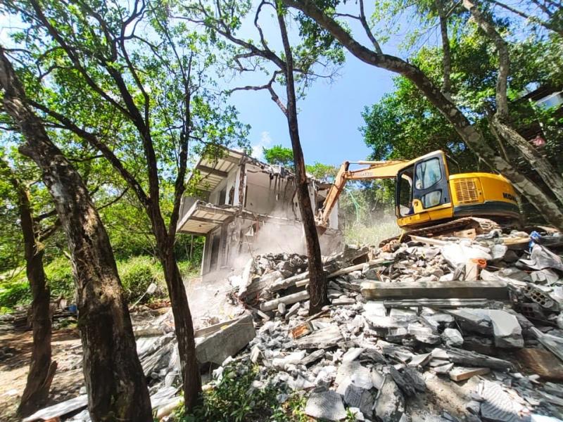 PMF realiza demolição de obra irregular na Lagoa da Conceição