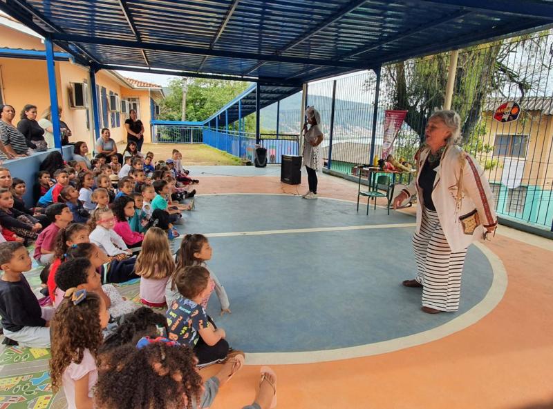Secretaria de Educação de Florianópolis realiza Projeto Biblioteca em Expedições: diferentes narrativas literárias