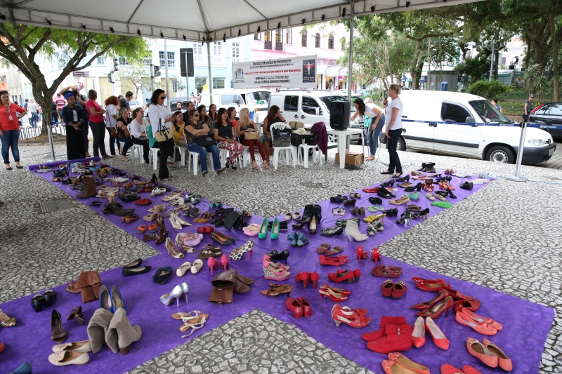 Mortes de mulheres são representadas por calçados