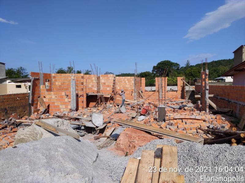 Prefeitura faz demolições de três obras irregulares no Sul da Ilha