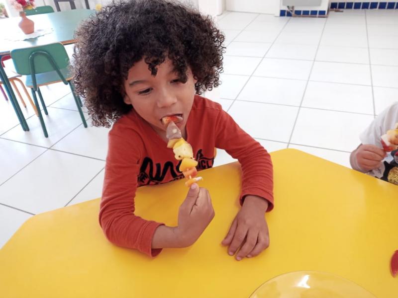 Neim coloca mais frutas no cardápio e na mesa da garotada