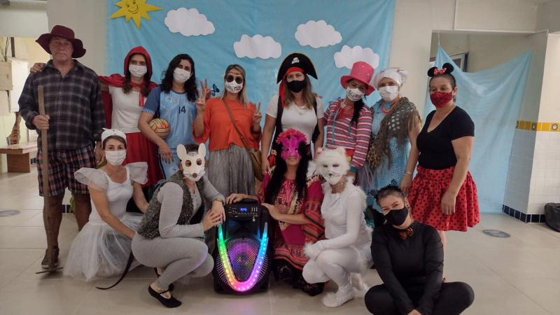 Neim se transforma em teatro para alegrar os estudantes