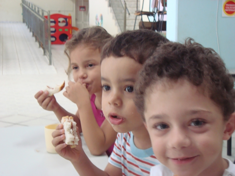 Crianças da rede pública aprovam alimentação diferente: pão  misto de arroz 