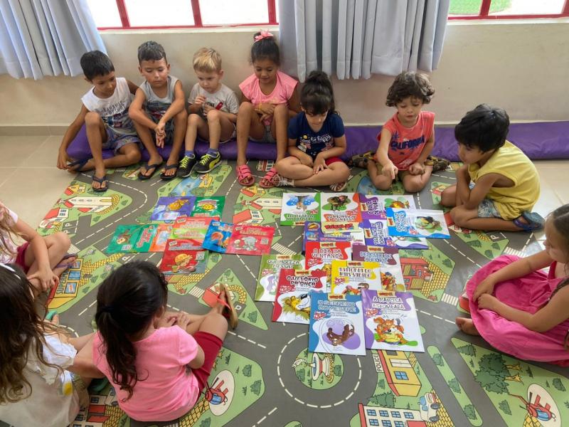 Prefeitura de Florianópolis entrega livros infantis no Educar no Verão