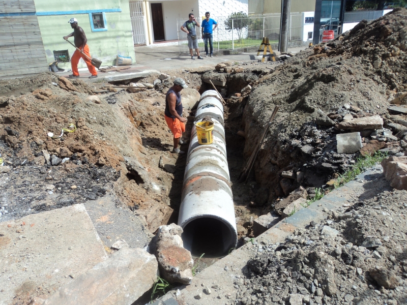 Obra interrompe trânsito no Jardim Atlântico
