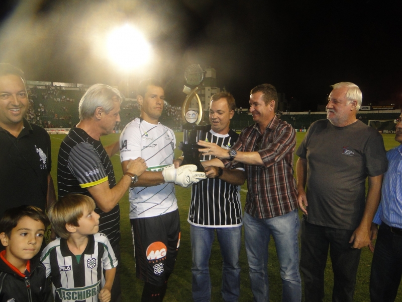 Figueirense F.C. recebe trófeu 286 anos de Florianópolis.