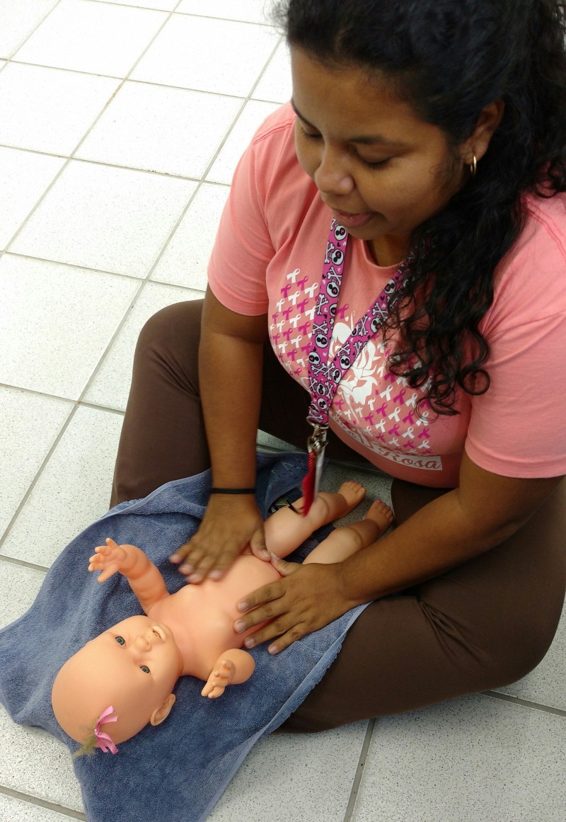 Centros de saúde oferecem massagem para bebês