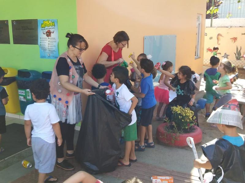 Creche incentiva crianças a descartarem resíduos sólidos corretamente 