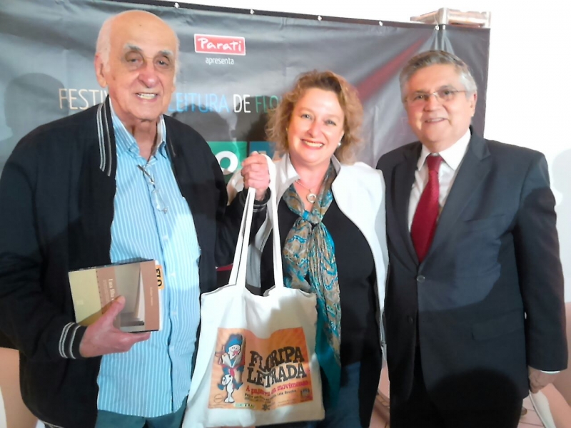 Zuenir Ventura ganha livro da SME de presente