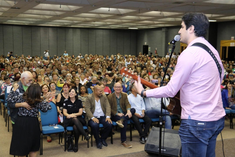 Prefeitura reúne mais de mil idosos para lançamento de projeto
