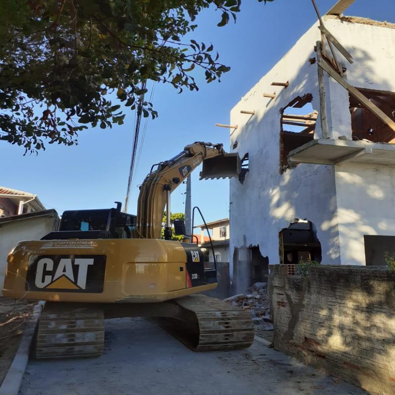 Prefeitura de Florianópolis realiza demolição de prédio irregular no Norte da Ilha