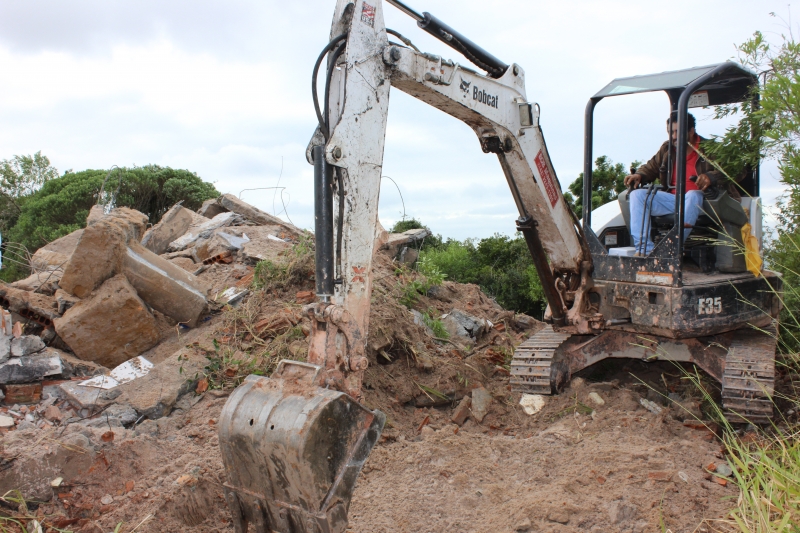 Restos de construção são retirados das dunas