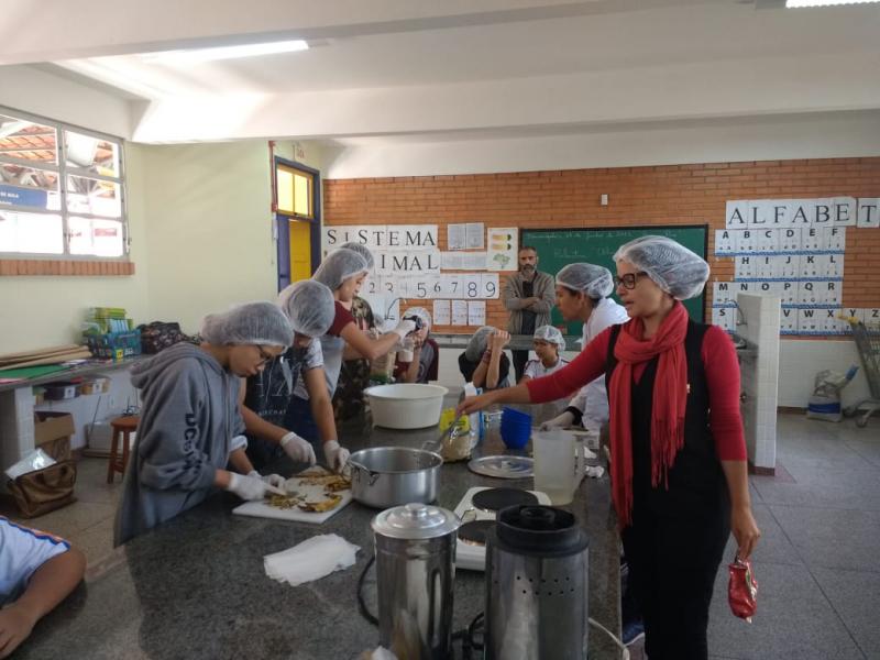 Em escola, crianças trabalham no contraturno ambiente e sustentabilidade