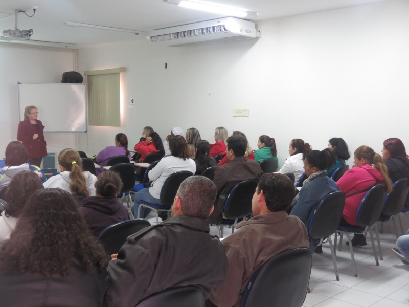  CEC dá orientação a Auxiliares de Serviços 