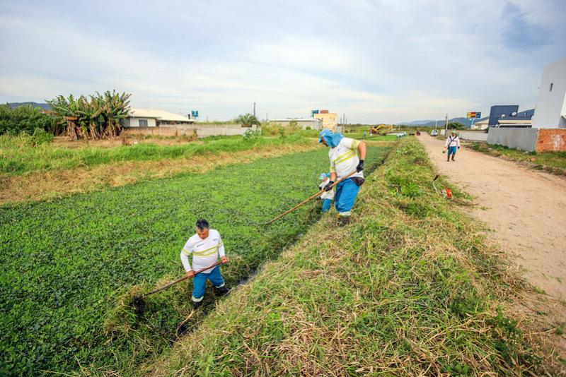 PMF limpa todo ano 180 quilômetros de canais de drenagem e valas de escoamento